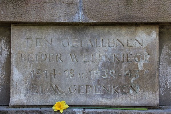 Concevez une plaque funéraire sur mesure pour un hommage touchant